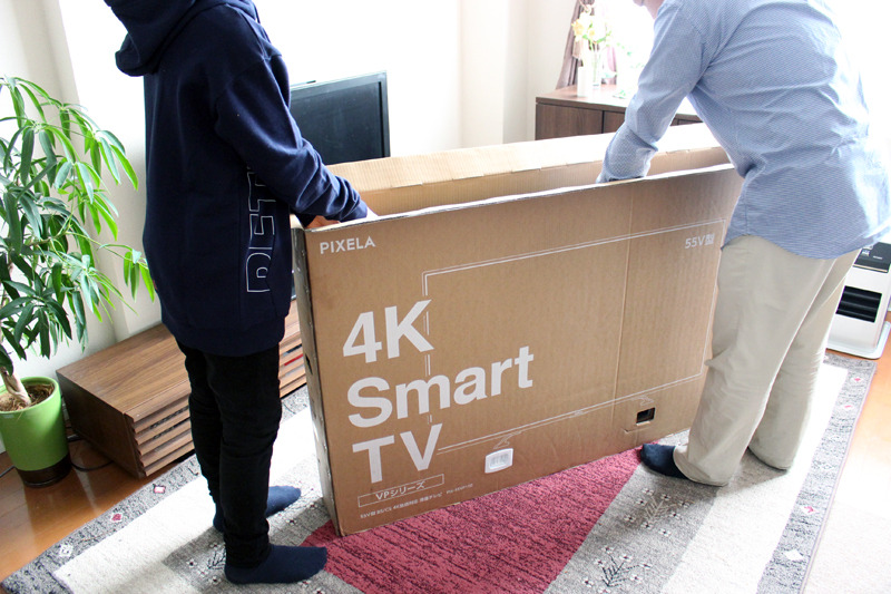 最初は箱の上を開け、「持ち上げられない」と途方に暮れていた2人