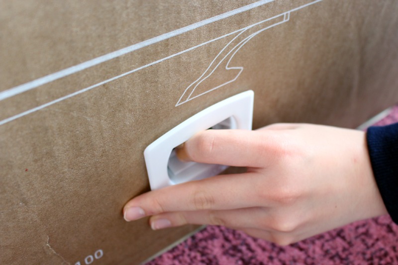 セットアップガイドを見て、正しい開封方法が判明! 段ボールの下についているプラスチック製のロックを取り外す