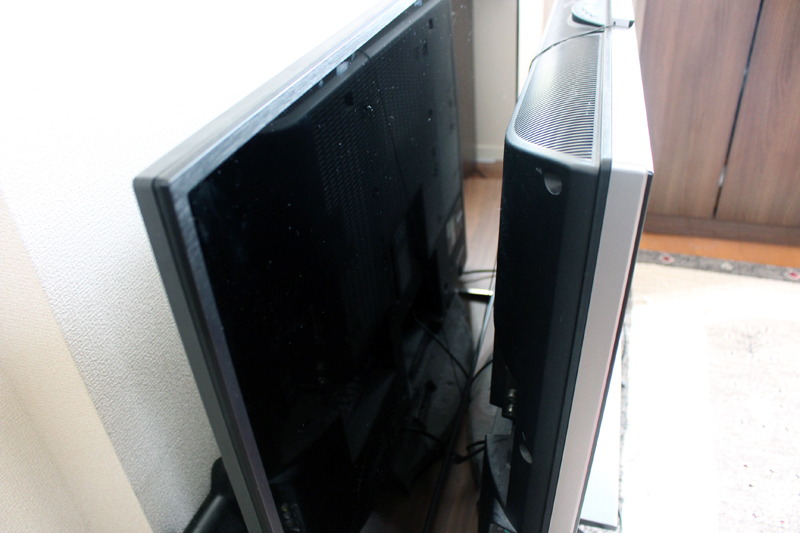 従来のテレビに比べると、奥行はかなり薄くスッキリしている