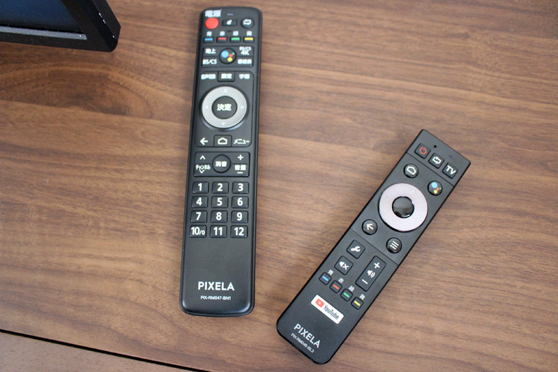 右が付属のリモコン。テンキーがないぶん、チャンネル切り替えが少々面倒だったので、左のオプションリモコンを使用した