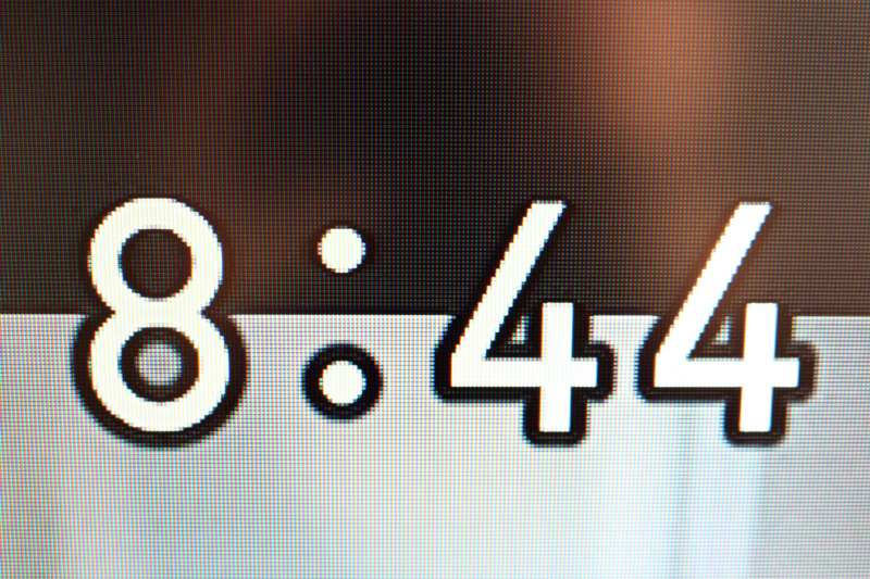 従来の2Kテレビの時刻表示。ドットが粗く、斜めや丸を描く線がガタガタしている