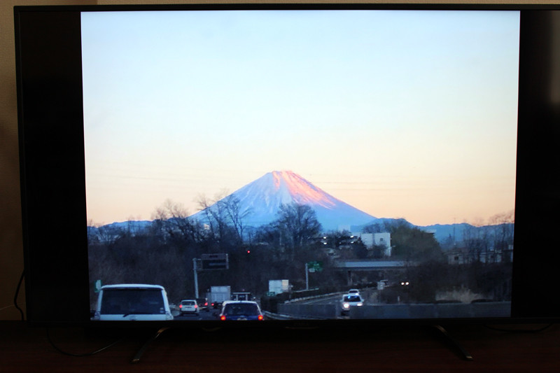中央自動車道から撮影した写真。夕陽に照らされる富士山の勇壮な姿が大迫力で映し出され、実際に見たときの感動を思い出した