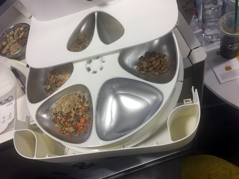 下部に6つのトレイがあり、回転することでひとつのトレイが出てくる仕掛け