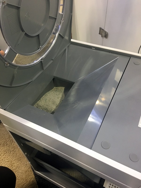 上部には新しい猫砂を保存しておける