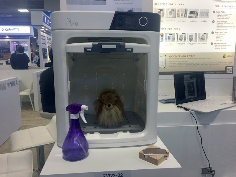 ブラスチックのケージの中に温風が吹き出し、体の毛を乾かす