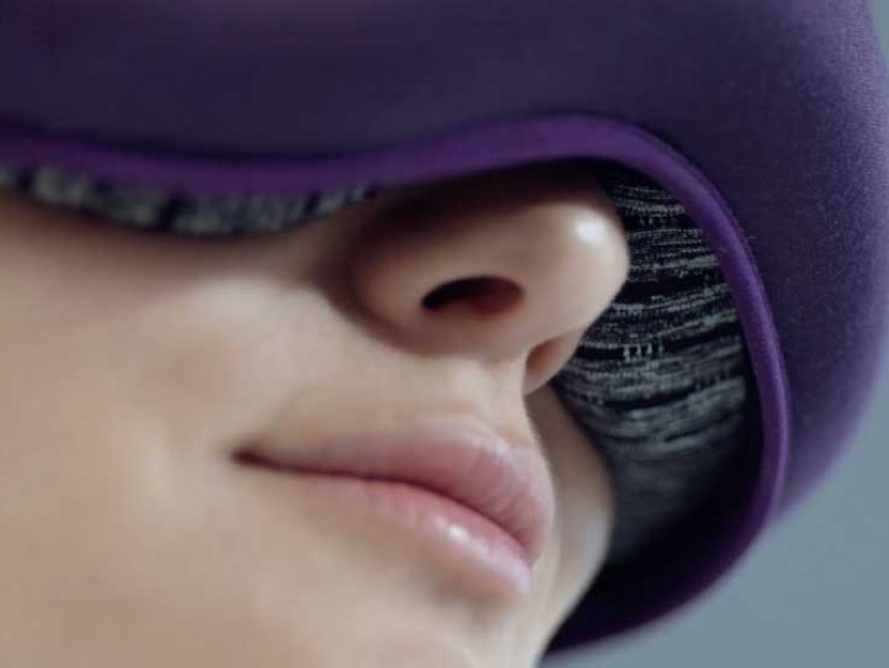 目の下や上、鼻や耳などにフィットし、100%光を遮断する