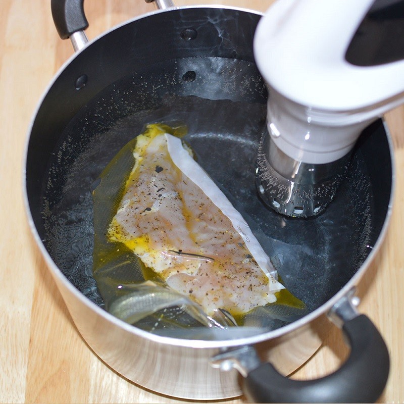 食材を市販の真空パック袋に入れて鍋に投入する