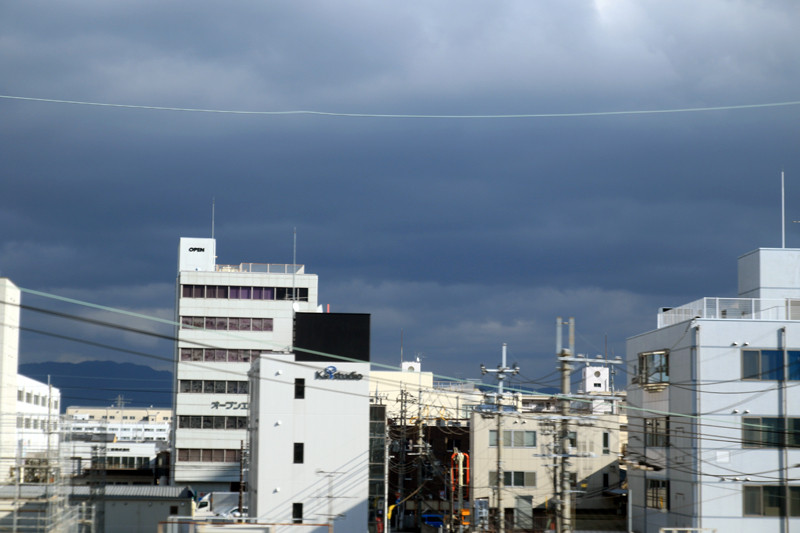 下りの新幹線で、京都駅から桂川を渡ったスグのところにある工場街では、日本電産のビルが有名だが、この中にアクア株式会社の開発センターがある