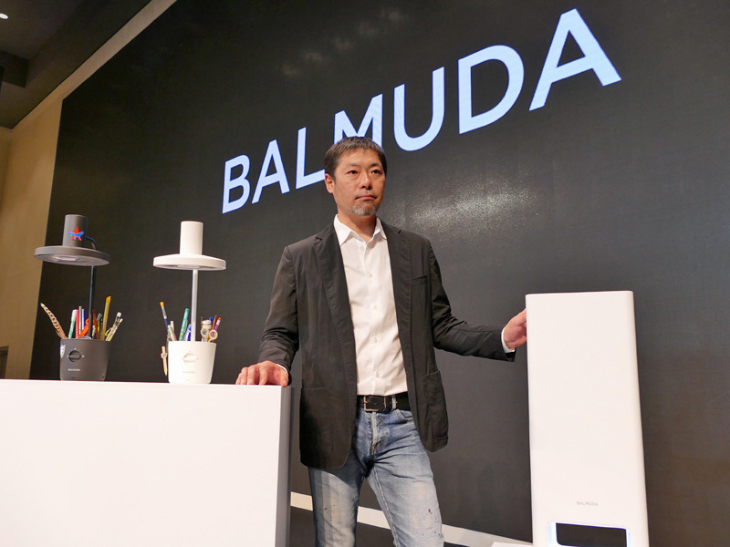 バルミューダ 代表取締役社長・寺尾 玄氏と「BALMUDA The Pure」(写真右)