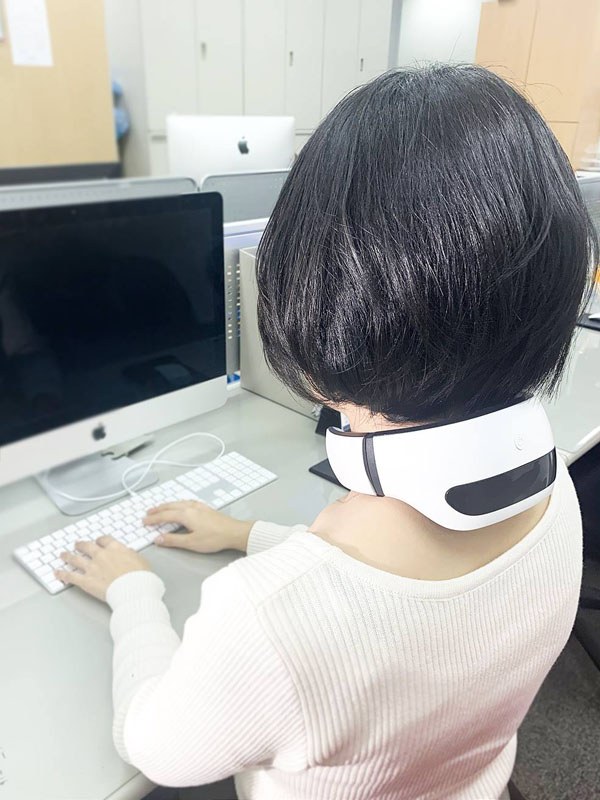 音声で操作できるため、仕事や家事で両手がふさがっていても、EMS刺激を強くするなど操作が可能