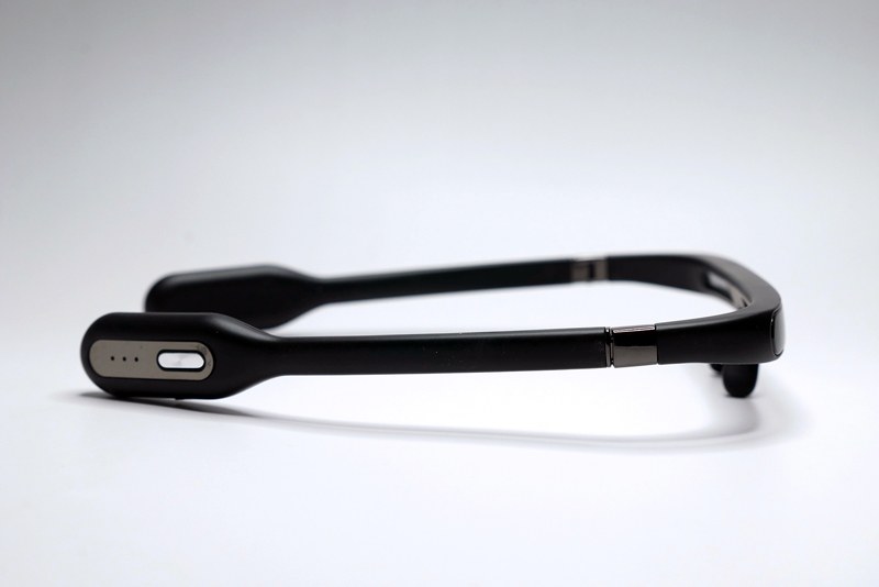 フレームの左側。電源ボタンがあります