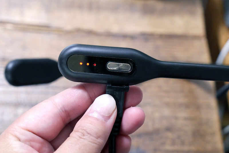 充電中。バッテリー残量は3つのランプで確認できます