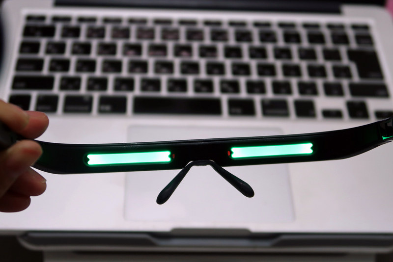 電源ボタンを押すと、ゆるやかに点灯します。かけながら仕事もできます