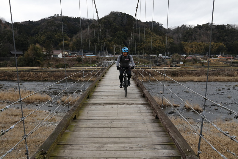 吊り橋を走る