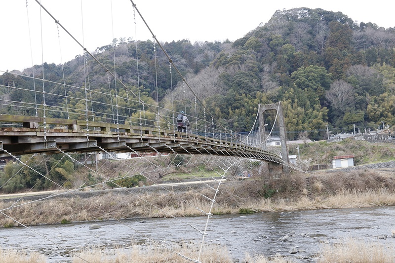 吊り橋を走る
