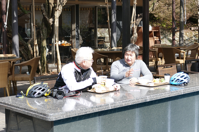 オシャレなお店でe-bike部のおじさん二人はちょっと場違いな感じ!?