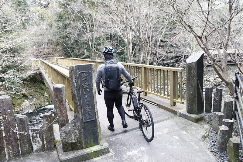 こちらは探索している途中で見つけた出会い橋。クルマでは通り過ぎてしまうような場所にも魅力的なスポットが