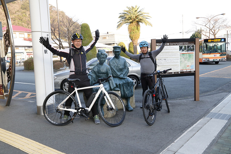 e-bikeで一緒に天城越えを経験した瀬戸氏とゴールの河津駅にて。最初は不安そうでしたがとても楽しそうに走っていました