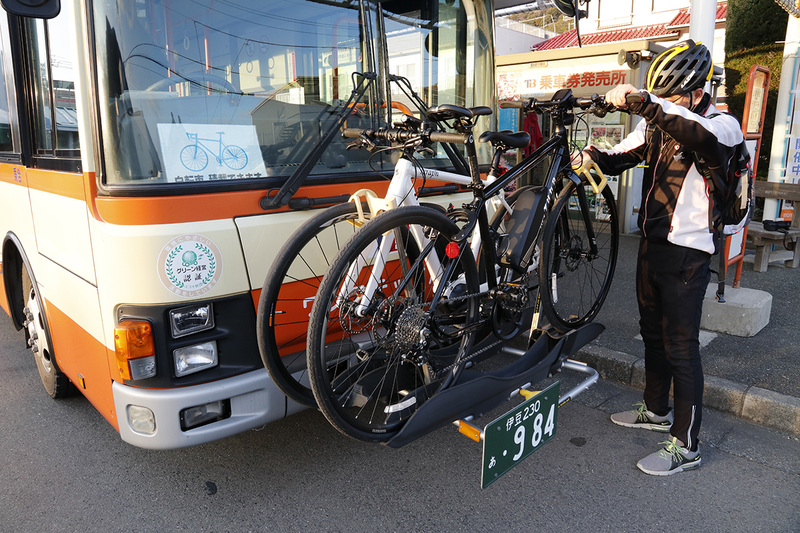 それぞれのe-bikeを積みます
