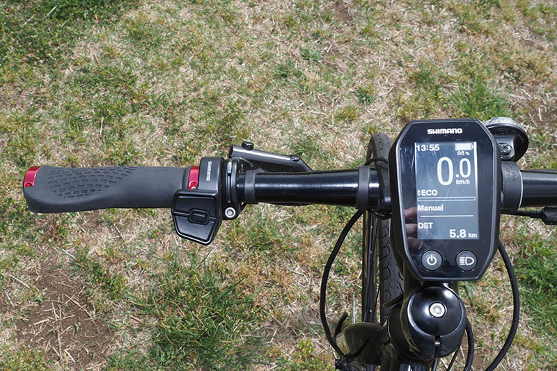 例えば、クロスバイクタイプのe-bikeのミヤタ「CRUISE」には、シマノSTEPS「E8080シリーズ」のドライブユニットやバッテリー、サイクルコンピューターなどが搭載されています