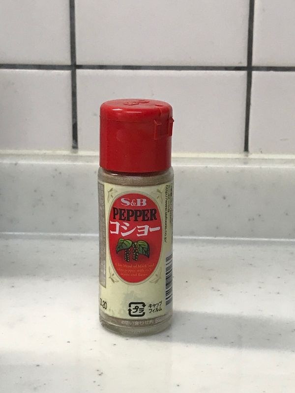 なべ全体にコショウを入れて味をととのえる。ブラックペッパーでもホワイトペッパーでもなくて適度にスパイシーでクセのない「テーブルコショー」がおすすめ