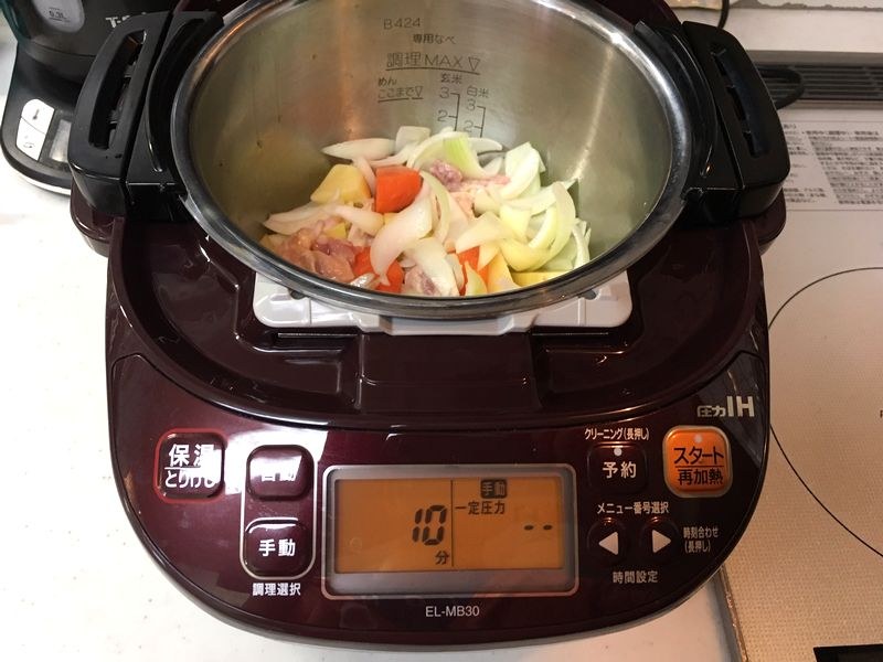 少しでも早く仕上げたい場合には手動で「一定圧力10分」で材料を煮込んだ後、同じ手順で作ったホワイトソースを加え、「温度調理100℃10分」で調理すれば20分程度早く出来上がる