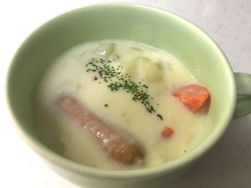 パリッとしたソーセージの食感がうれしいクリームシチューが出来上がる