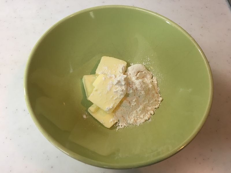 バターと薄力粉を耐熱容器に入れる。あとで牛乳が400ml入るのでやや大きめのほうがいい