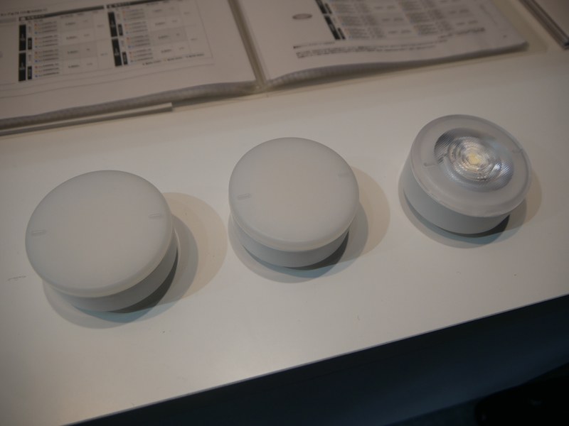 ランプは、電球色、温白色、昼白色のほか、拡散、就航などの配光も選べる