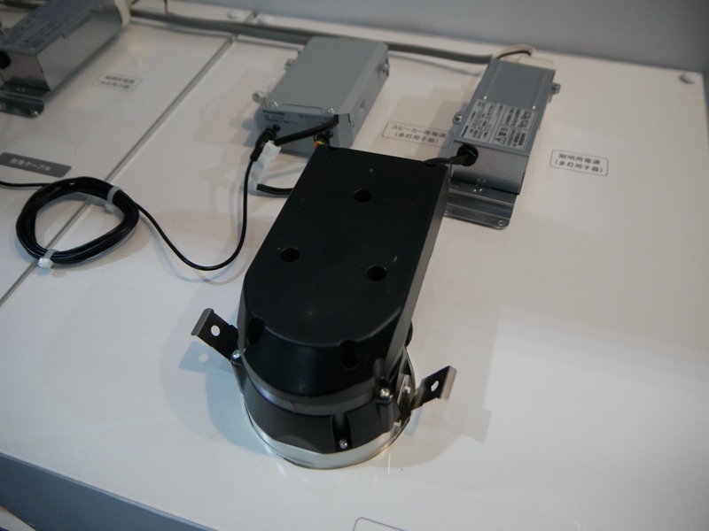 低域特性を実現する横型ボックスを採用。家庭用ダウンライトの取付穴からも設置が可能だ