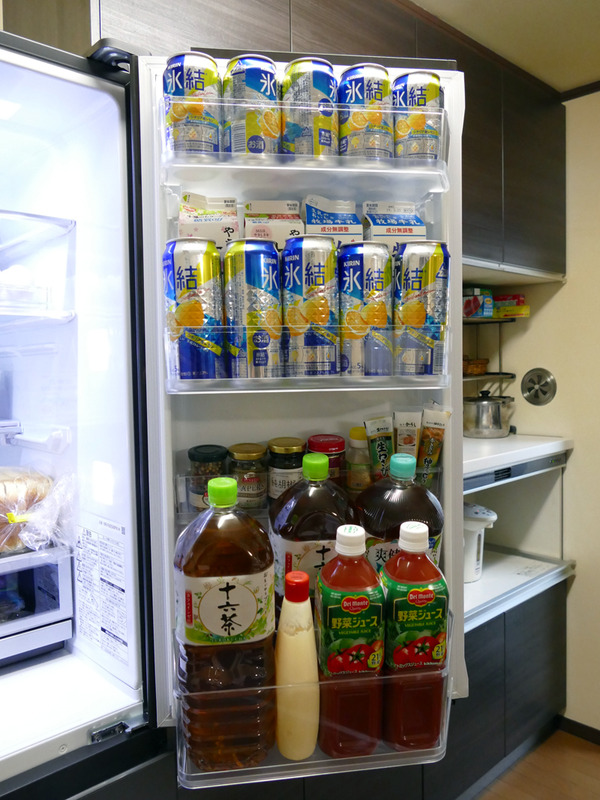 右側のドアポケットは、350ml缶9本、500ml缶9本、2Lペットボトル3本、1L牛乳パック3本が入るサイズ