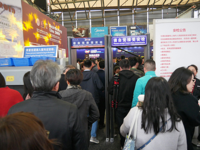 入場の際には全員が金属探知機を通過する