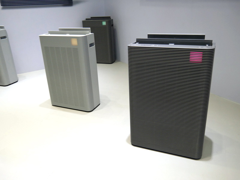 日立は3月から中国で発売する深澤 直人氏がデザインした空気清浄機を展示