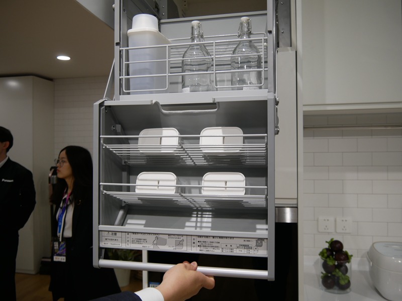 エコソリューションズ社が提案している食器棚。高いところに収納したものが取り出しやすい