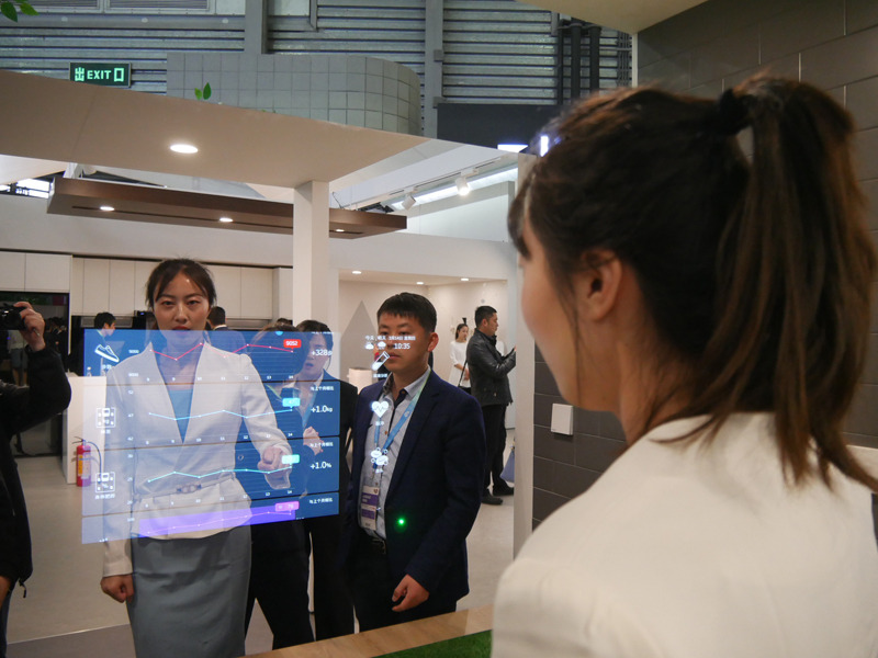 鏡の前に立つだけで様々なデータが表示される