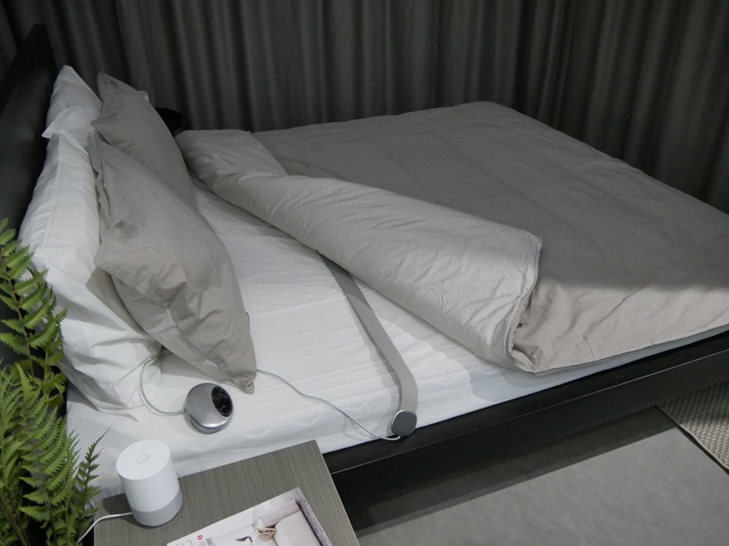 ベッドルームでは、ベッドに敷いた睡眠シートで心拍や体の動きなど計測