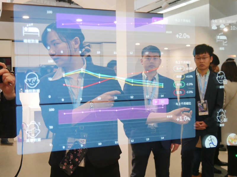 鏡の前に立つだけで様々なデータが表示される