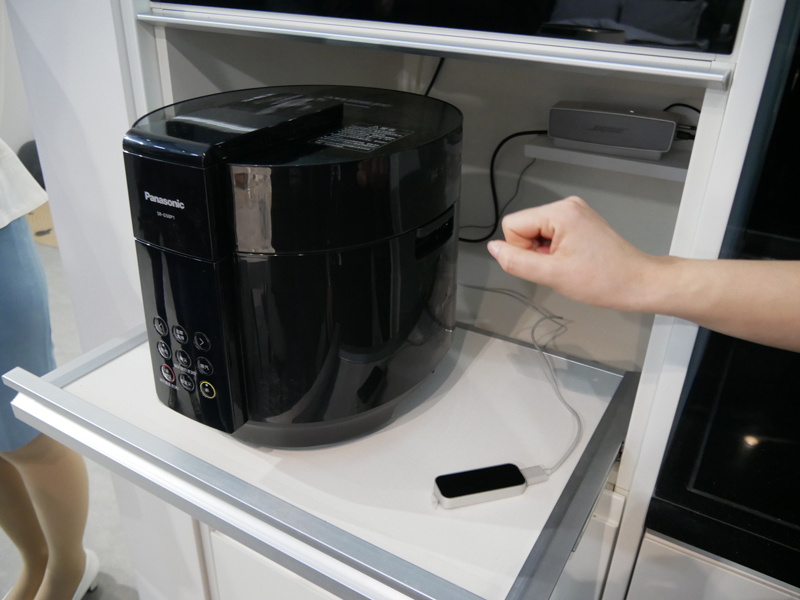 操作はセンサーを利用してジェスチャーで行なえる