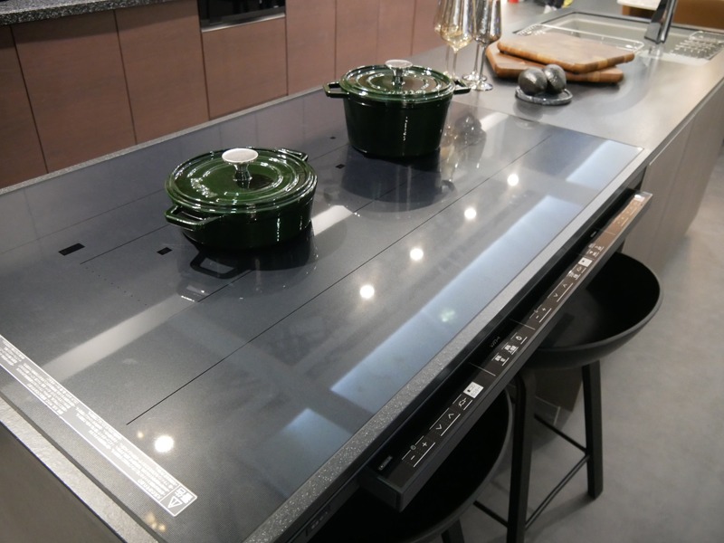 品質族向けの提案では、テーブルのどこでも調理ができるIHクッキングヒーターなどを展示