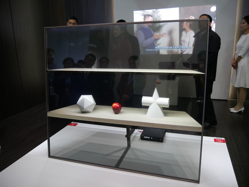 透明OLEDを参考展示。通常は映像を流し、映像を止めると後ろに設置したオブジェが見えるデモストレーションを行なった