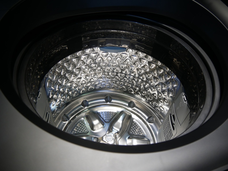縦型洗濯機の洗濯槽のデザインにも凝っている