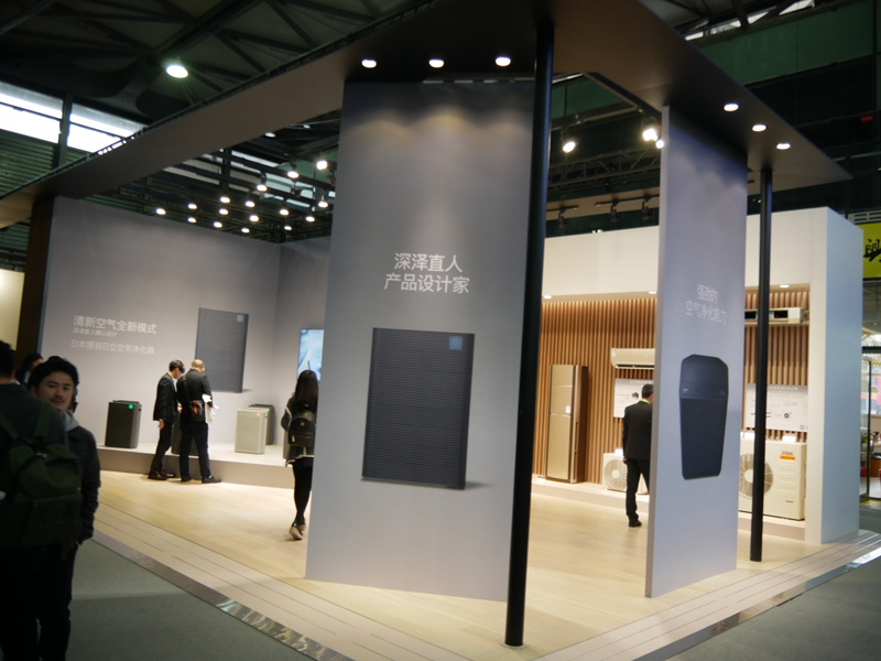 日立は3月から中国で発売する深澤 直人氏がデザインした空気清浄機を展示