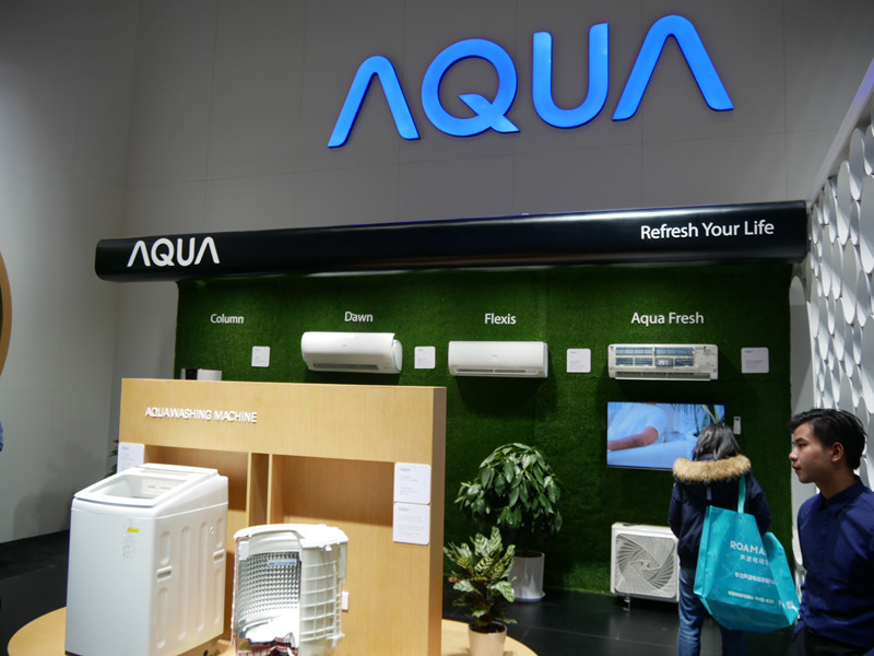 AQUAのコーナーでは、空質への関心の高まりにあわせてエアコンの展示に注力