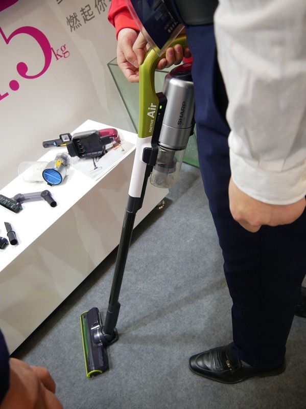 日本ではおなじみの軽量スティック掃除機「Ractive Air」の軽さに驚く来場者の姿も