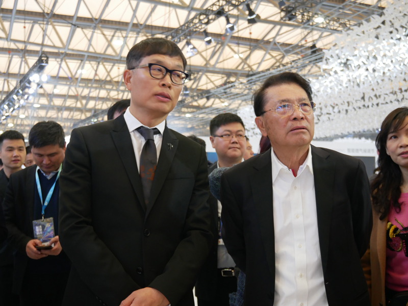 会期初日には、マイディアグループの創業者である何 享健氏(右)と、方 洪波会長兼CEOが同社ブースを視察