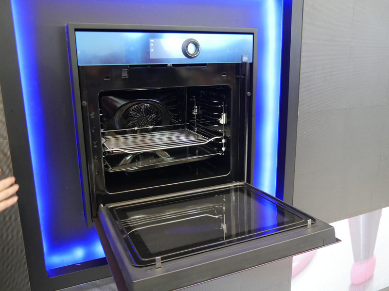 蒸し、焼き、レンジ機能を搭載した商品。牛乳とパンを一緒に入れてもセンサーで感知して、それぞれを最適に温める