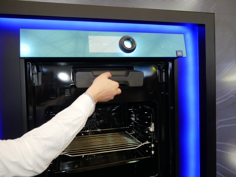 蒸す際に水を入れる場所はパネル部分がせりあがって現れる