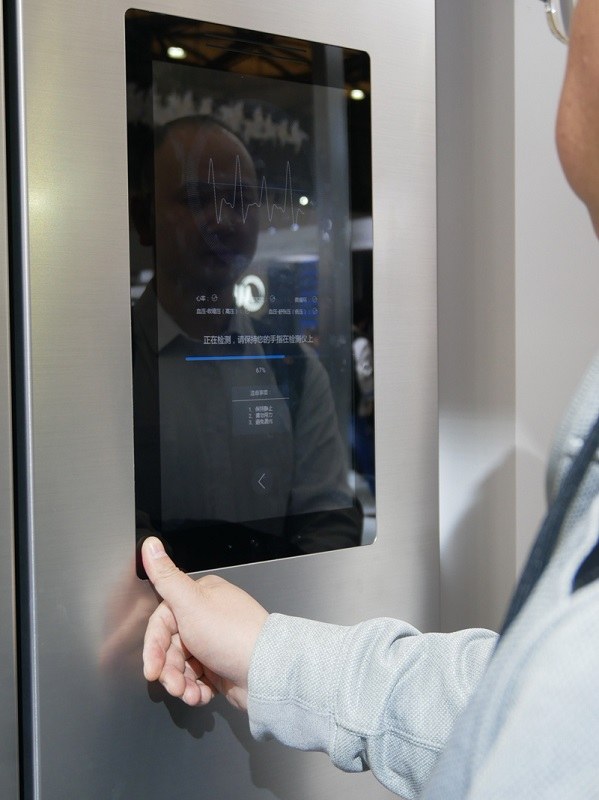 親指を約1分間押し付けると脈拍などから健康状態がわかる