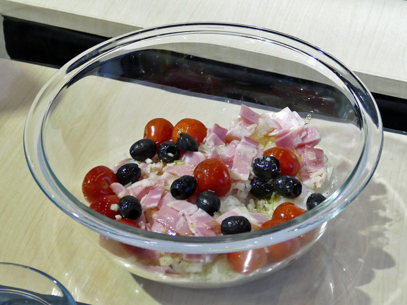 ベーコンや野菜を入れ調味液を入れて13分調理