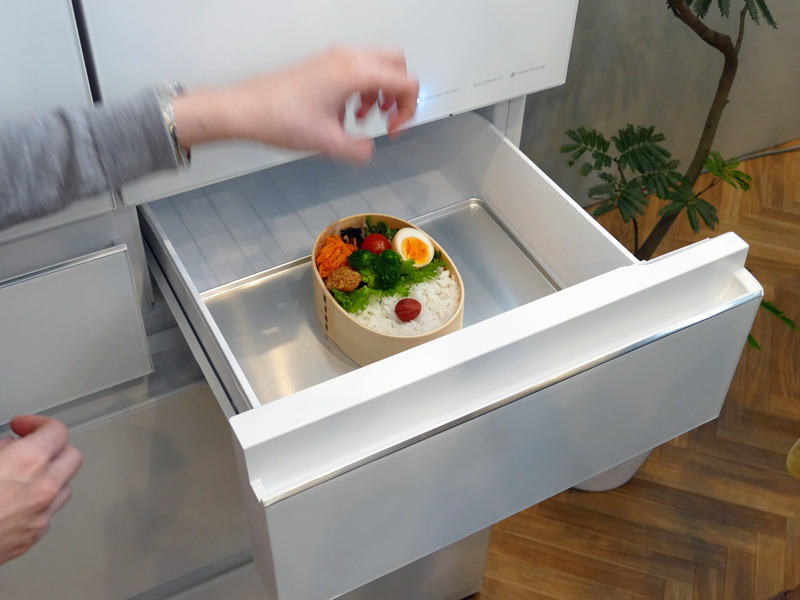 6ドアのうち1つが「はやうま冷凍」と「はやうま冷却」ができる「新鮮凍結ルーム」を備える